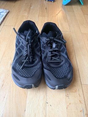 Merrell women’s tennis shoes black size 9